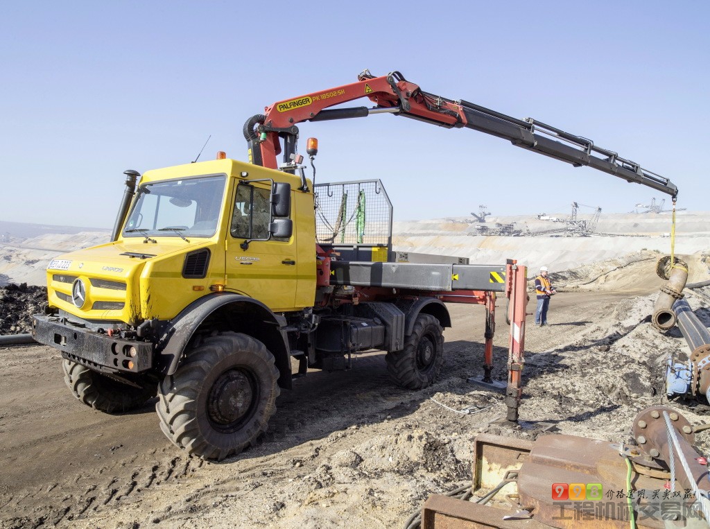 越玩越野吊装奔驰unimog4x4底盘随车吊图集